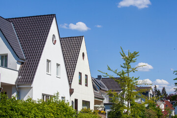Fototapeta na wymiar Weisse Einfamilienhäuser, Wohngebäude, Bremen, Deutschland