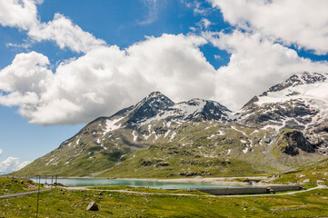 Fototapeta premium Bernina, Lago Bianco, Stausee, Cambrena, Gletscher, Piz Cambrena, Berninapass, Gletscherrückgang, Wanderweg, Alpen, Graubünden, Poschiavo, Engadin, Wasserscheide, Sommer, Schweiz