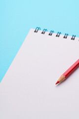 メモ帳と赤鉛筆