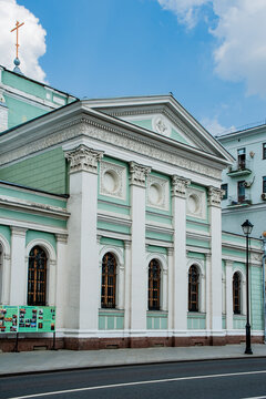 The temple was built in 1861 on the swampy Bank of a small river, which determined its name "on the mud". The architect M. D. Bykovsky (1801-1885) chose the classical-Renaissance style for the temple.