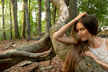 Waldbaden, sanfte Verbindung mit der Natur, junge Frau im Wald, heilende Kraft der Natur.