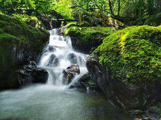 pequeña cascada de seda. 