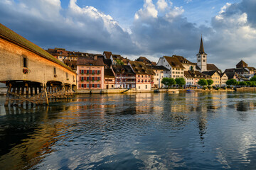 Blick über den Hochrhein bei Gailingen mit der historischen Holzbrücke zum Schweizer Dorf Diessenhofen