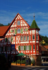 dekoratives Fachwerkhaus mit Turm in Schiltach im Schwarzwald  unter blauem Himmel