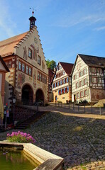alter Ortskern von Schiltach im Schwarzwald mit malerischen Fachwerkh&auml;usern bei blauem Himmel
