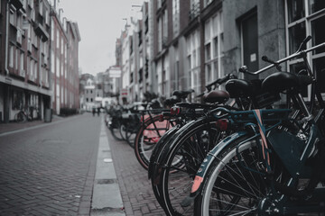 Fototapeta na wymiar Bicicletas aparcadas en una calle de Ámsterdam 