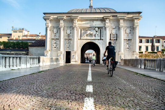 Treviso  Porta San Tommaso   turisti in bicicletta