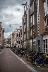 Bicicletas aparcadas en una calle de Ámsterdam un día lluvioso 