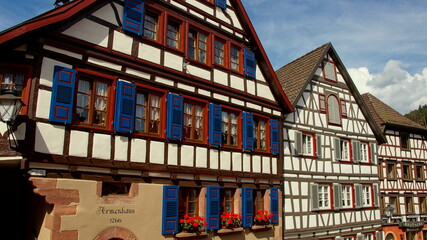 malerisches Fachwerkhaus mit blauen Fensterläden in Schiltach im Schwarzwald