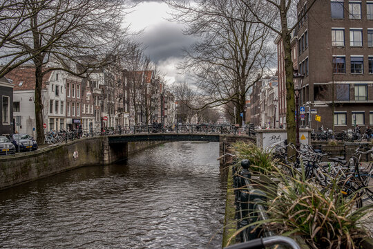 foto de un canal de &aacute;msterdam un d&iacute;a nublado de Oto&ntilde;o 