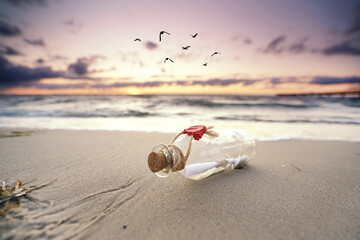 Obraz premium Flaschenpost an der Ostsee