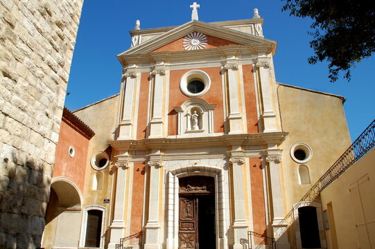 France, Alpes maritimes, Antibes, la cath&eacute;drale Notre Dame date du 5&egrave;me si&egrave;cle, elle subi plusieurs remaniements. Sa fa&ccedil;ade comporte des colonnes en stuc, un chapiteau et un d&eacute;cor &agrave; l'ocre rouge. 