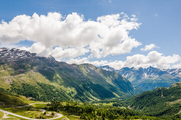 Obraz premium Poschiavo, Puschlav, valposchiavo, Bernina, Val Bernina, Berninapass, Passhöhe, Wanderweg, Ospizio Bernina, Zugfahrt, Zugreise, Wasserscheide, Lago Bianco, Alpen, Graubünden, Sommer, Schweiz
