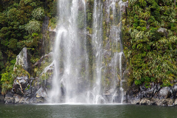Naklejka premium Woda spada na Milford Sound - Nowa Zelandia. Park Narodowy Fiordland.