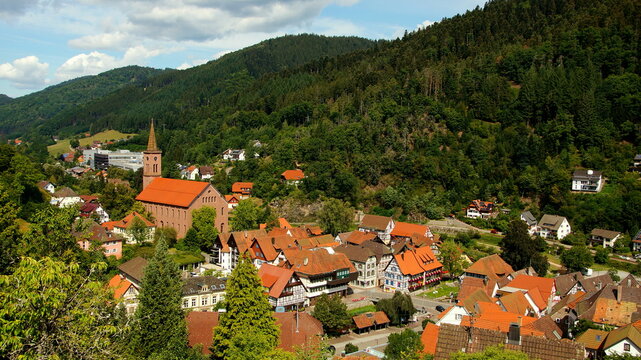 weiter Blick von oben auf die alte Stadt Schiltach mit Kirche und Fachwerkh&auml;usern im Tal des Schwarzwalds  