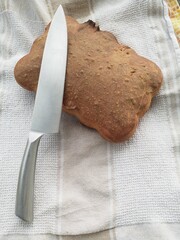 Domowy chleb na tle z materiału