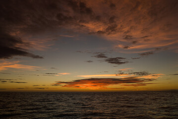 Fototapeta premium Ciel de fin de journée dans le canal du Mozambique, navigation à Madagascar