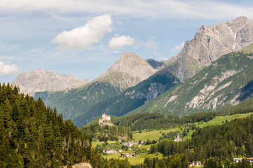 Obraz premium Scuol, Tarasp, Unterengadin, Bergdorf, Schloss, Fontana, Vulpera, Kirche, Wanderweg, Alpen, Engadin, Inn, Inntal, Fluss, Graubünden, Sommer, Schweiz