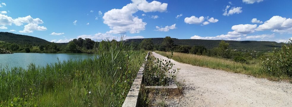 Balade autour du lac de Claret, H&eacute;rault, Occitanie, France