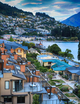 Hillside houses in Queenstown with a view of Lake Wakatipu