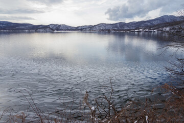 凍った湖　湖面に氷