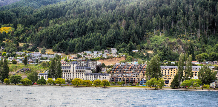 Hillside houses in Queenstown with a view of Lake Wakatipu