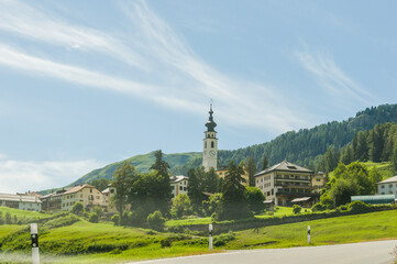 Ftan, Dorf, Dorfkirche, Engadiner Dorf, Engadiner Häuser, Bergstrasse, Wanderweg, Engadin, Unterengadin, Alpen, Sommer, Wanderferien, Nationalpark, Graubünden, Schweiz