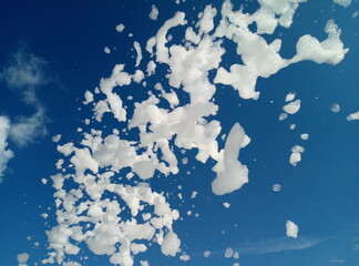 Obraz na płótnie Canvas Lots of white foam against the blue sky