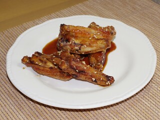 鶏手羽の唐揚げに醤油ベースの甘辛ソースを塗した料理