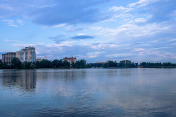 Fototapeta premium krajobraz jeziora miasta w godzinach porannych