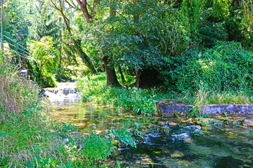 paisaje de montaña con río