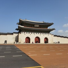 Fototapeta premium Beautiful shot of the Gwanghwamun gate of Gyeongbokgung Palace in Seoul, South Korea