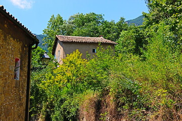 Fototapeta na wymiar fondo viejas casas de pueblo de montaña