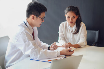 Doctor and patient are discussing the symptoms of the disease and the treatment method.