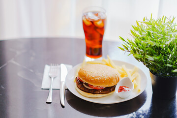 ダイエットの敵：ハンバーガーとポテトとダイエットコーラ【ファーストフードのイメージ】