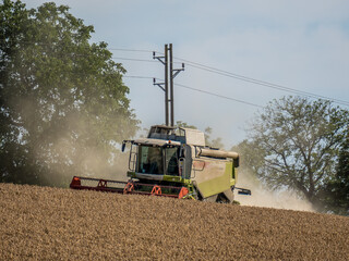 Obraz premium Mähdrescher bei der Ernte auf dem Feld