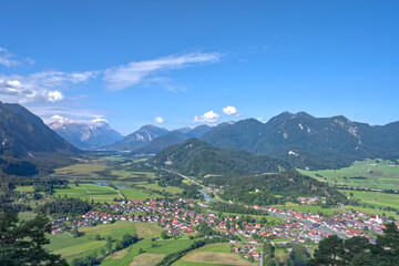 Blick über Eschenlohe in das Loisachtal bis zur Zugspitze in den Bayerischen Alpen, Deutschland