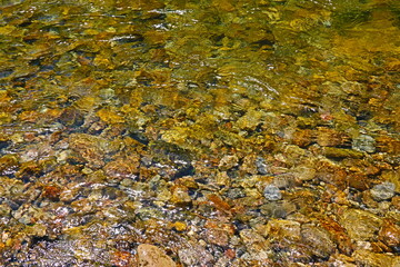 fondo naturaleza con piedras de rio 