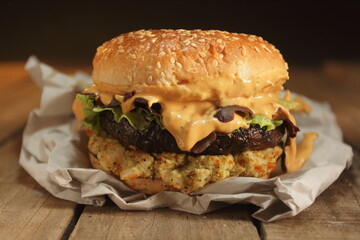 hamburguesa rústica con queso derretido y carne gruesa