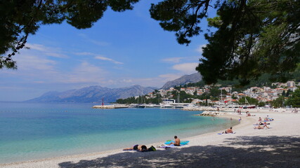 Fototapeta na wymiar Blick auf die Badebucht und Brela an der Makarska-Riviera, Dalmatien, Kroatien mit Badegästen