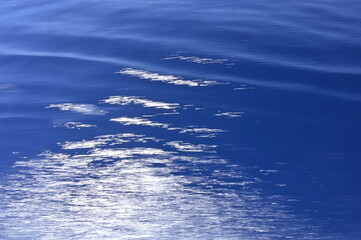 Oceano blu, tessuto di onde sul mare