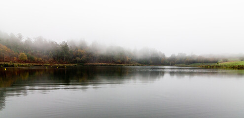 Lago nublado en un día gris y plomizo