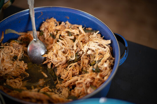 hecho en cocina mexicana, mexico, hecho a mano, tradiciones, pollo desebrado, comida tradicional