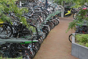 Parkplatz für ganz viele Fahrräder in einer Stadt