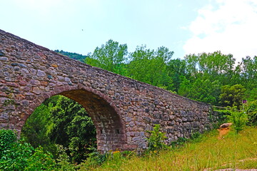 antiguo puente de piedra en pueblo de montaña