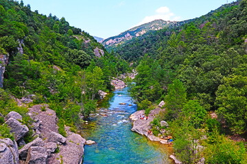 fondo naturaleza con paisaje y río de montaña