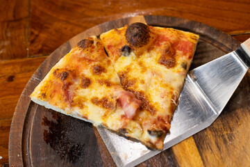 Close up pizza on woodden plate.