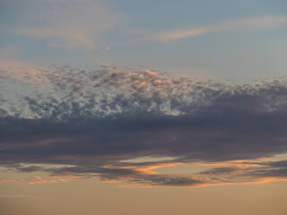 Wolkenhimmel bei Sonnenuntergang