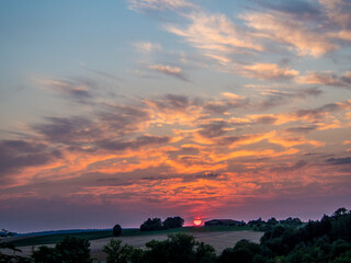 Landwirtschaftliches Gebäude bei Sonnenuntergang