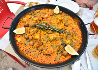 una tipica paella española